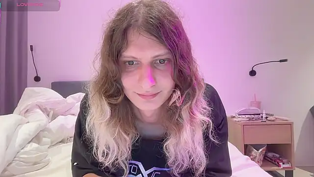 Snapshot of Alice_Pinkhead chatting on 24, 11, 2025 Alice Pinkhead online show from 24, 11, 2025