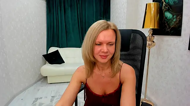 AgathaKlouin online show from 8, 1, 2025