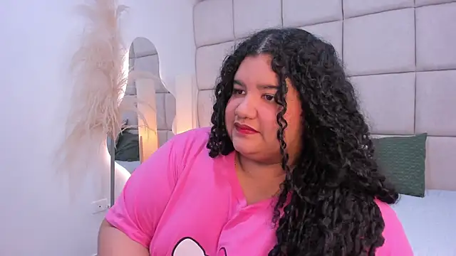 Snapshot of Miley_Collins chatting on 5, 12, 2025 Miley Collins online show from 5, 12, 2025