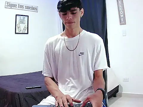 Snapshot of harrytomson_1 chatting on 29, 11, 2025 harrytomson 1 online show from 29, 11, 2025