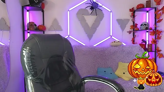 Snapshot of littlevixen18 chatting on 30, 10, 2025 littlevixen18 online show from 30, 10, 2025