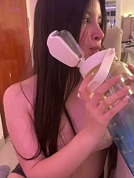 Snapshot of annaharper- chatting on 5, 12, 2025 annaharper- online show from 5, 12, 2025