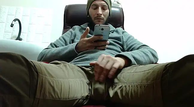Snapshot of hardbigcock16 chatting on 14, 12, 2024 hardbigcock16 online show from 14, 12, 2024