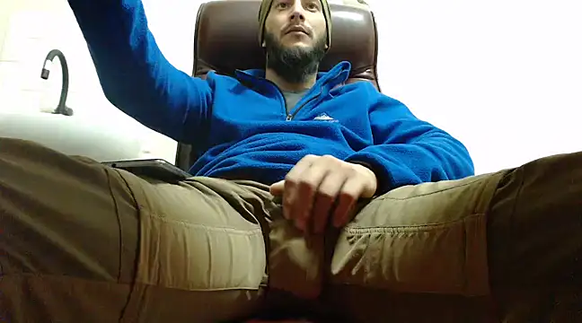 Snapshot of hardbigcock16 chatting on 17, 12, 2024 hardbigcock16 online show from 17, 12, 2024