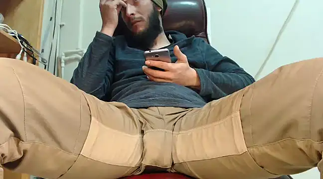 Snapshot of hardbigcock16 chatting on 18, 1, 2025 hardbigcock16 online show from 18, 1, 2025