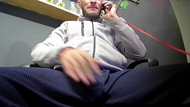 Snapshot of hardbigcock16 chatting on 16, 10, 2025 hardbigcock16 online show from 16, 10, 2025