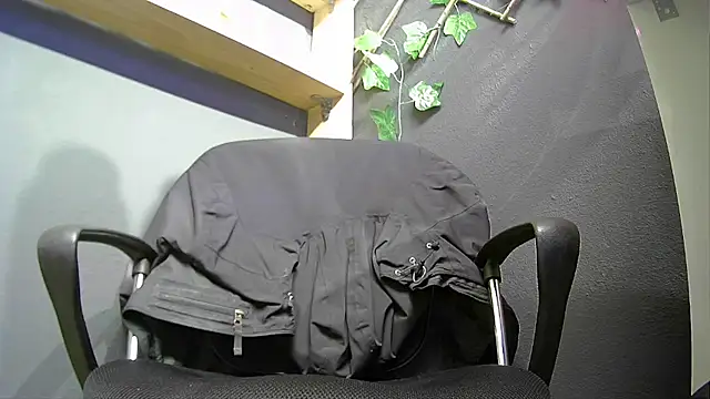 Snapshot of hardbigcock16 chatting on 18, 10, 2025 hardbigcock16 online show from 18, 10, 2025