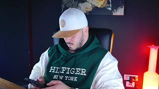 Snapshot of AngeloEric chatting on 4, 1, 2025 AngeloEric online show from 4, 1, 2025