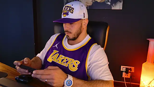 Snapshot of AngeloEric chatting on 25, 11, 2025 AngeloEric online show from 25, 11, 2025