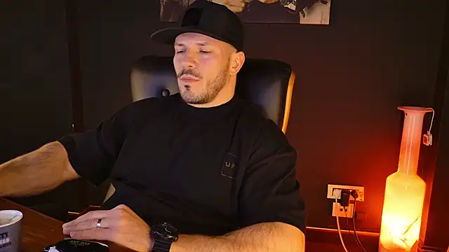 Snapshot of AngeloEric chatting on 17, 12, 2025 AngeloEric online show from 17, 12, 2025