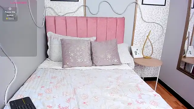 LARISSAEVANS online show from 26, 11, 2025