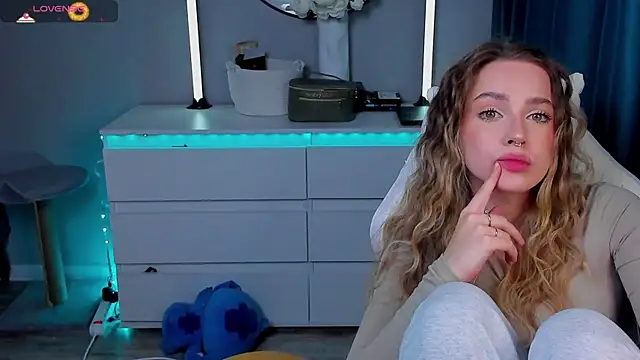 YaraKroft  online show from 7, 2, 2026