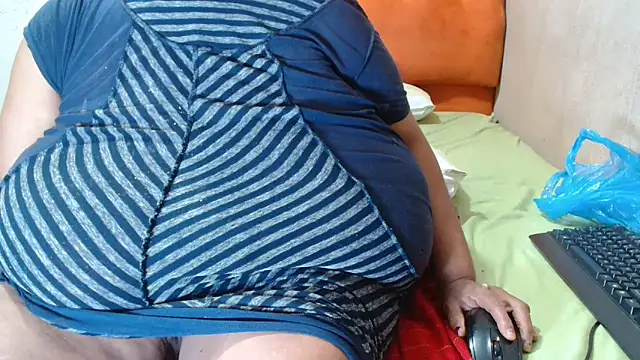 Snapshot of tinagiant chatting on 10, 11, 2025 tinagiant online show from 10, 11, 2025