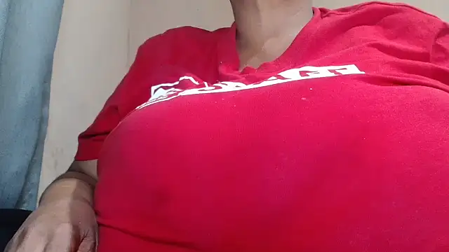 Snapshot of tinagiant chatting on 17, 11, 2025 tinagiant online show from 17, 11, 2025