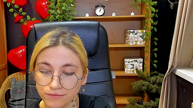 Moon13152 online show from 24, 2, 2025