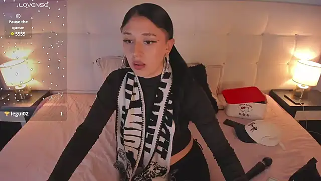 Zowi Hottiee online show from 5, 2, 2025