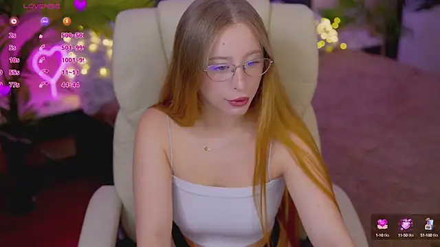 Snapshot of SilverrMoon chatting on 9, 10, 2025 SilverrMoon online show from 9, 10, 2025