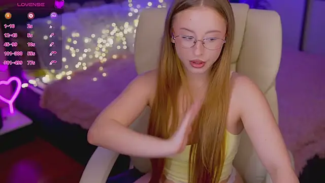 Snapshot of SilverrMoon chatting on 4, 11, 2025 SilverrMoon online show from 4, 11, 2025