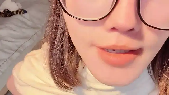 Snapshot of Krismil3 chatting on 2, 12, 2025 Krismil3 online show from 2, 12, 2025