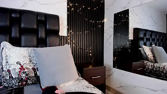 Snapshot of AuroraBon chatting on 8, 10, 2025 AuroraBon online show from 8, 10, 2025