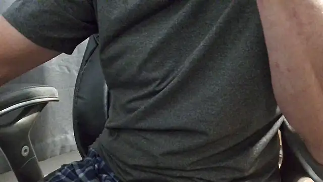 Snapshot of overaveragefreak4you chatting on 17, 1, 2025 overaveragefreak4you online show from 17, 1, 2025