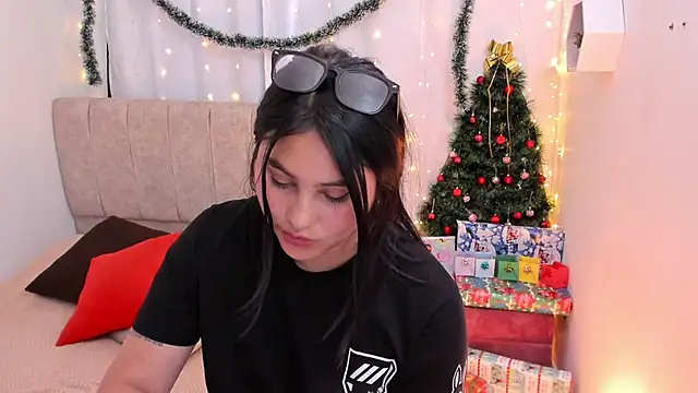 Little Ivy online show from 4, 12, 2024