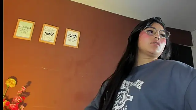 Snapshot of Little_Ivy chatting on 18, 11, 2025 Little Ivy online show from 18, 11, 2025