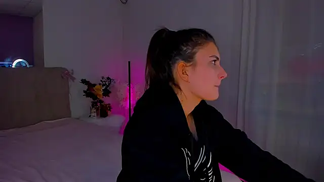 Laura Leee online show from 2, 1, 2025