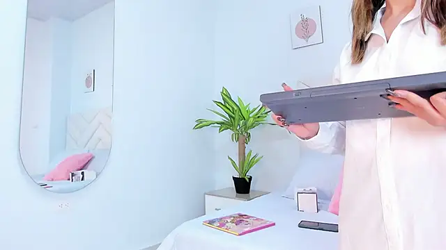 Bella reaset18 online show from 7, 12, 2024