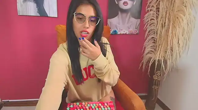 PaolaMendez  online show from 4, 3, 2025