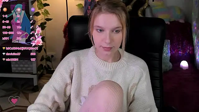 Snapshot of KarambaMoon chatting on 12, 1, 2025 KarambaMoon online show from 12, 1, 2025