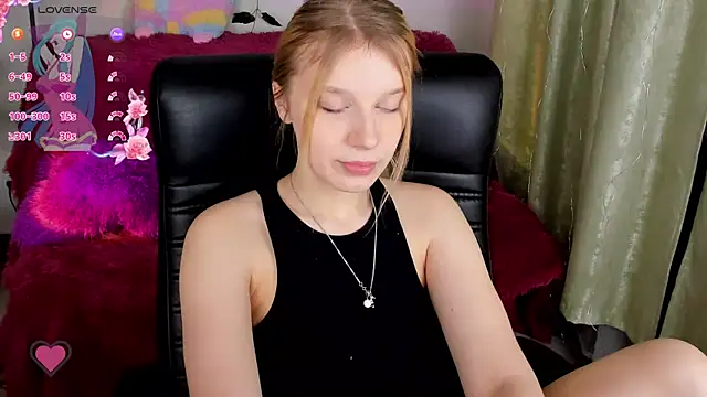 Snapshot of KarambaMoon chatting on 1, 2, 2025 KarambaMoon online show from 1, 2, 2025
