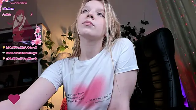 Snapshot of KarambaMoon chatting on 2, 2, 2025 KarambaMoon online show from 2, 2, 2025