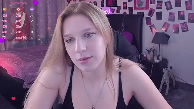 Snapshot of KarambaMoon chatting on 4, 10, 2025 KarambaMoon online show from 4, 10, 2025