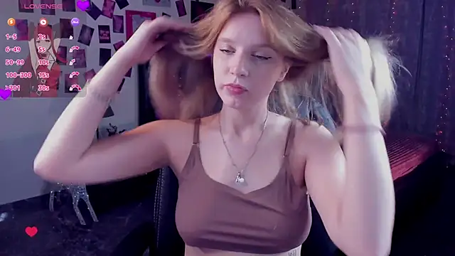 Snapshot of KarambaMoon chatting on 10, 10, 2025 KarambaMoon online show from 10, 10, 2025
