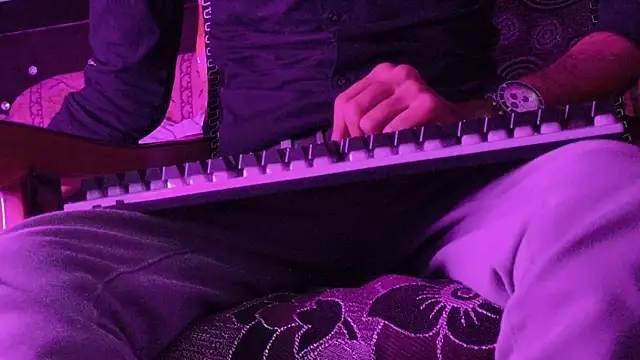 Snapshot of Habibi_big_b chatting on 4, 11, 2025 Habibi big b online show from 4, 11, 2025