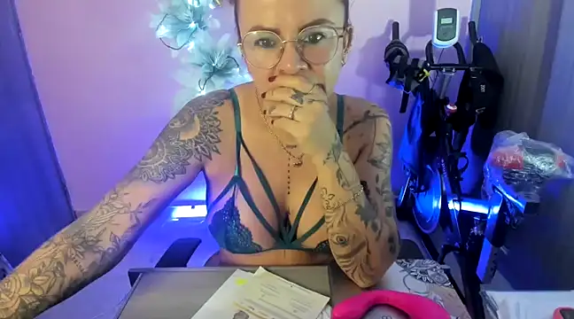 Snapshot of KAROL_MILF chatting on 19, 12, 2024 KAROL MILF online show from 19, 12, 2024
