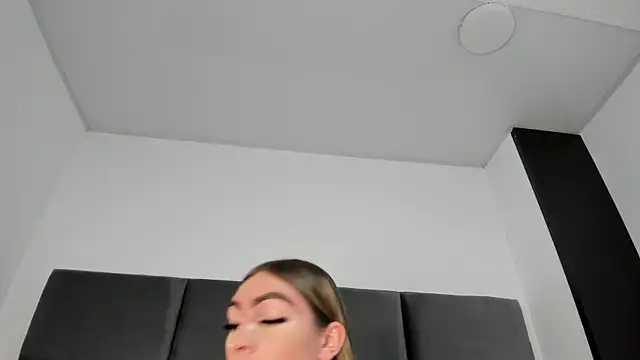 Snapshot of Lizz_Luna chatting on 29, 11, 2025 Lizz Luna online show from 29, 11, 2025