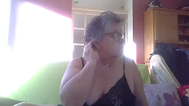 Snapshot of Vandeae44 chatting on 2, 12, 2025 Vandeae44 online show from 2, 12, 2025