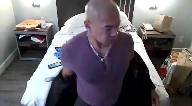 EatMyCake831 online show from 11, 1, 2025