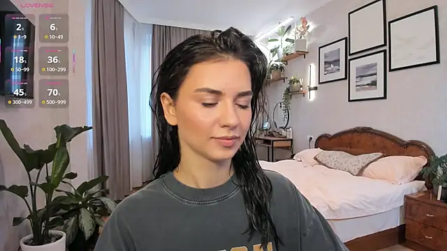 Snapshot of NicoleLuv chatting on 13, 10, 2025 NicoleLuv online show from 13, 10, 2025