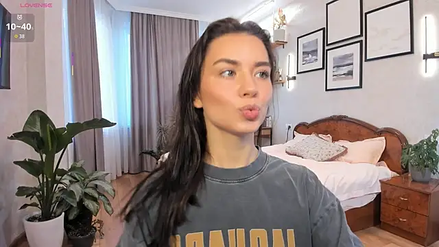 Snapshot of NicoleLuv chatting on 17, 10, 2025 NicoleLuv online show from 17, 10, 2025