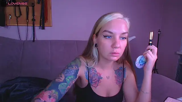 Carrie Moonshine online show from 21, 11, 2025