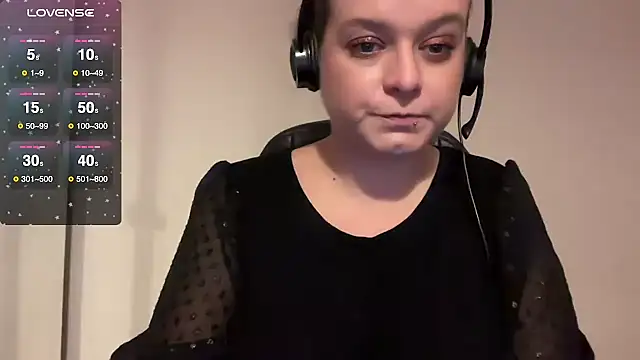 NaughtyWifeUK online show from 28, 11, 2025