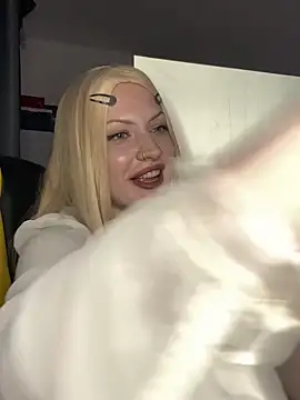 Snapshot of LolaBrattySweetie chatting on 9, 10, 2025 LolaBrattySweetie online show from 9, 10, 2025