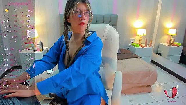 Snapshot of SEXMILLA_ chatting on 17, 2, 2025 SEXMILLA online show from 17, 2, 2025