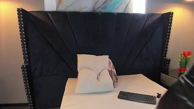 MAHIASMITH13 online show from 21, 11, 2025