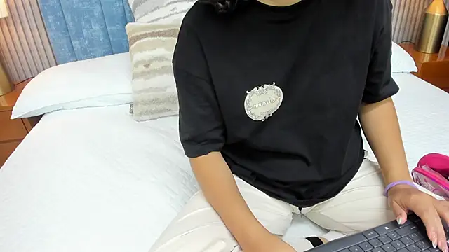 Snapshot of pretty_sunlight_ chatting on 2, 10, 2025 pretty sunlight online show from 2, 10, 2025