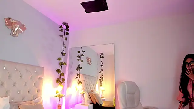 Isabella Flowers online show from 30, 1, 2025