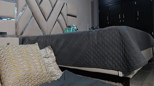 Luna Florez online show from 22, 2, 2025